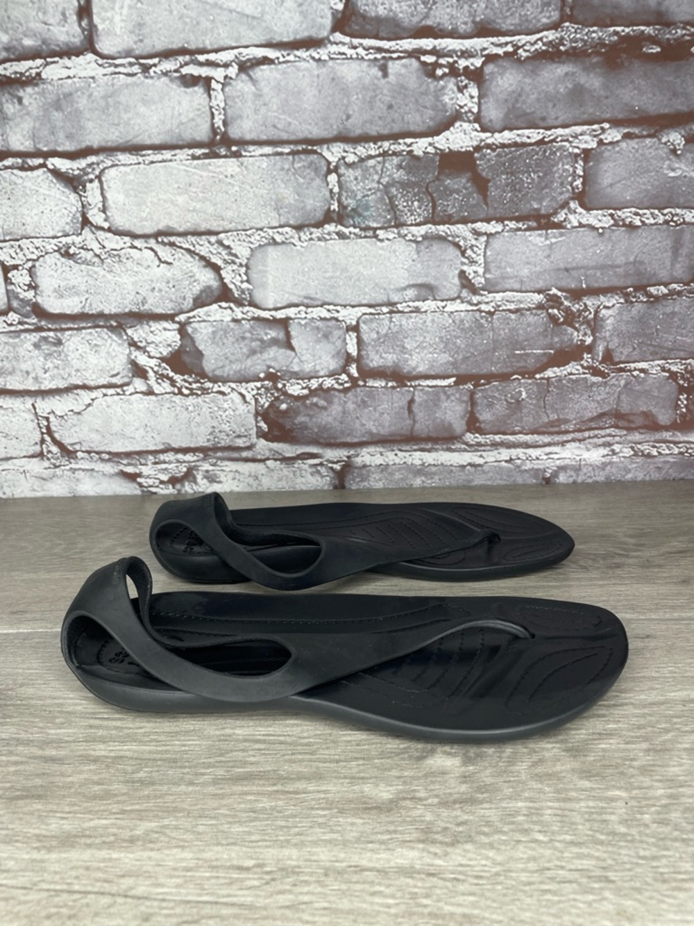 Crocs Sexi Flip Flops Serena Black T-Strap Thong Sandals Women Sz 7M US/37.5EU